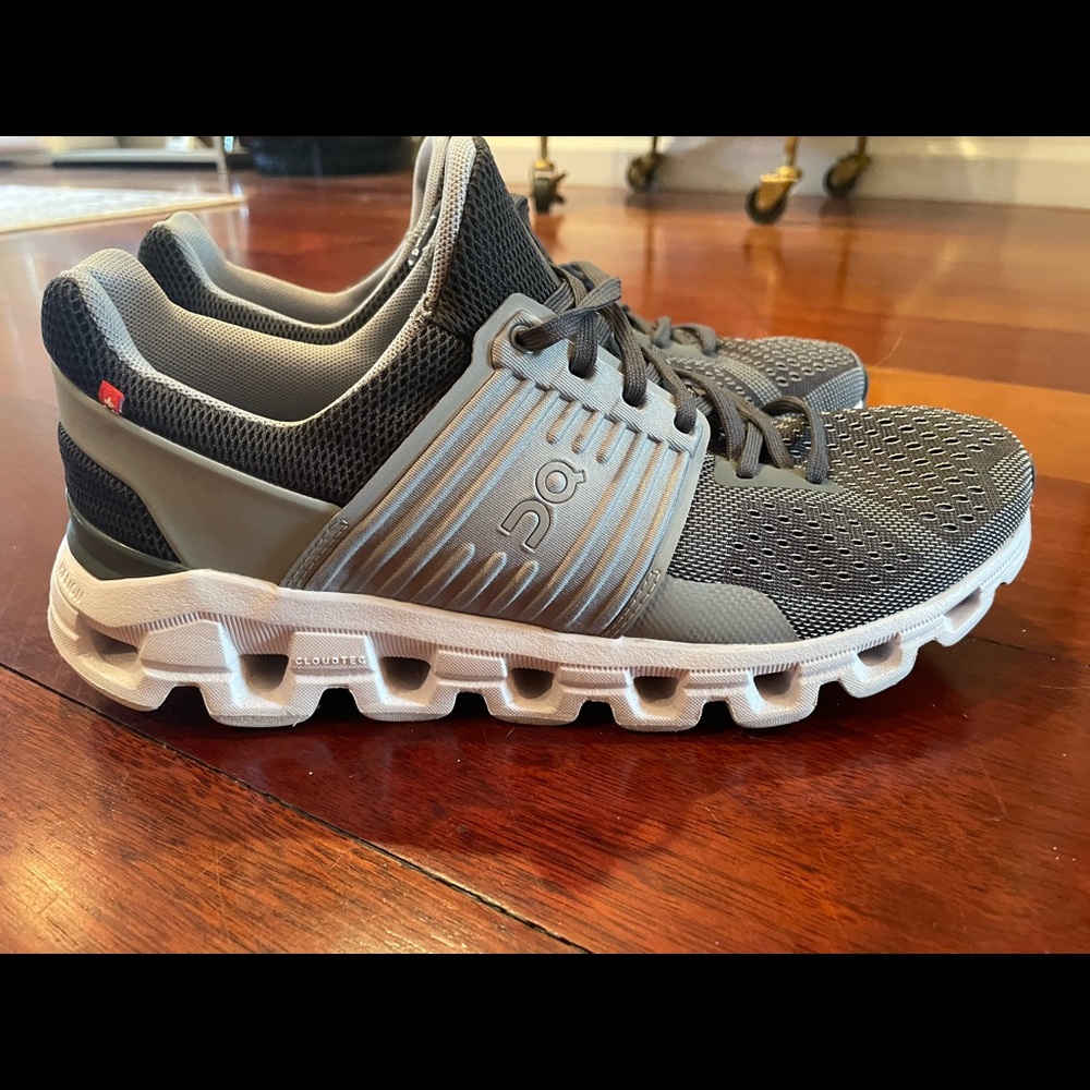 On Cloudswift Road-Running shoes. Women’s size 8.5, mens size 7